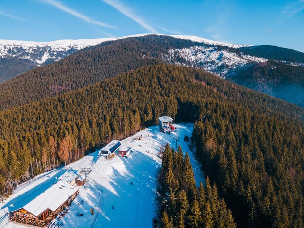 Vista aérea de la estación de esquí ucraniana en las montañas de los cárpatos