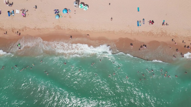 Vista aérea de la estación de Golden Sands de Bulgaria durante la temporada de verano una variedad de hoteles piscinas y multitudes de personas disfrutando del mar