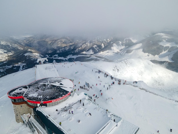 Vista aérea de la estación superior de la cabina del remonte en la montaña chopok