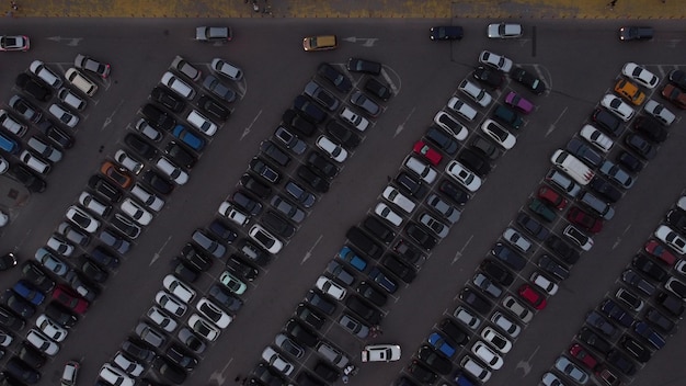 Vista aérea del estacionamiento de automóviles