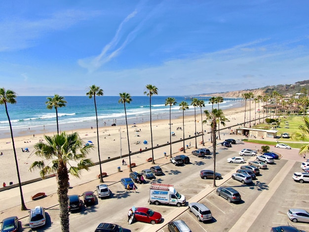 Vista aérea del estacionamiento con autos frente al océano de la playa, La Jolla. San Diego