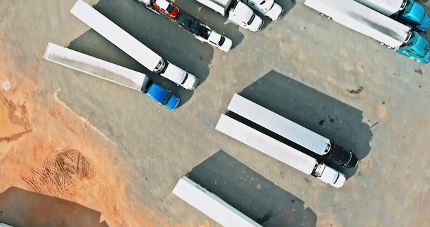 Vista aérea del estacionamiento con camiones en el transporte del muelle del área de descanso de camiones