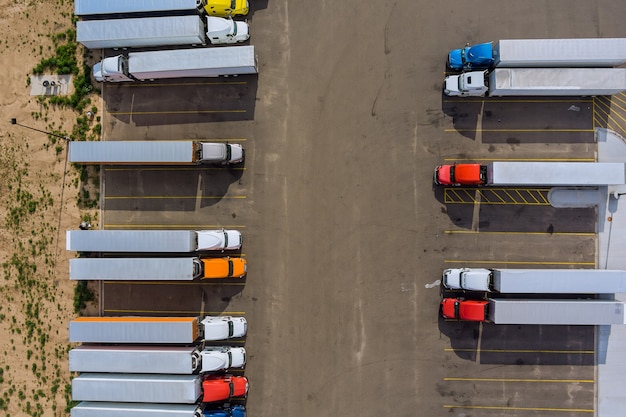 Vista aérea del estacionamiento con camiones en el transporte del muelle de logística de remolques de área de descanso de camiones