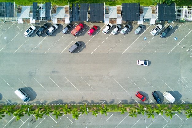 Foto vista aérea del estacionamiento con diferentes autos parque en el jardín