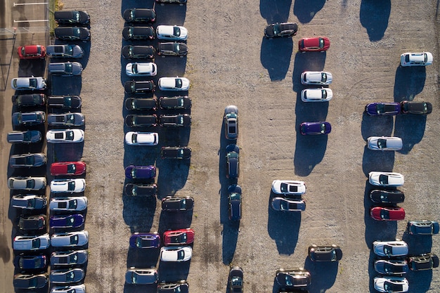 Vista aérea de un estacionamiento con muchos coches en filas. Rusia, 2106