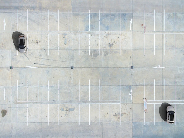 Vista aérea de estacionamientos vacíos