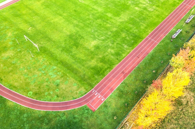 Vista aérea del estadio deportivo con pistas rojas