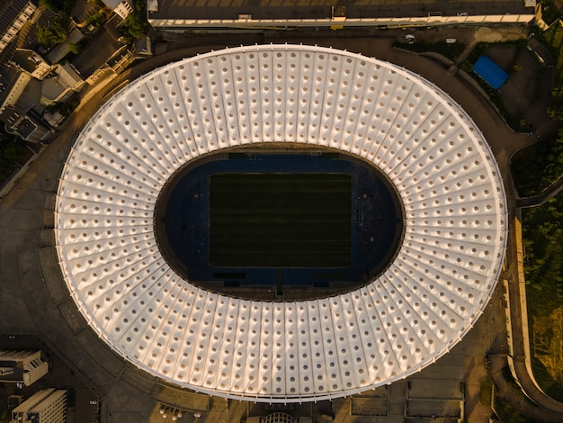 Vista aérea del estadio de fútbol de la ciudad en Europa