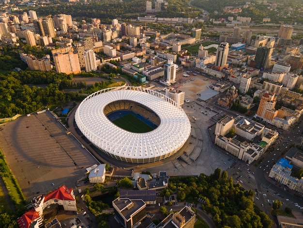 Vista aérea del estadio de fútbol de la ciudad en Europa