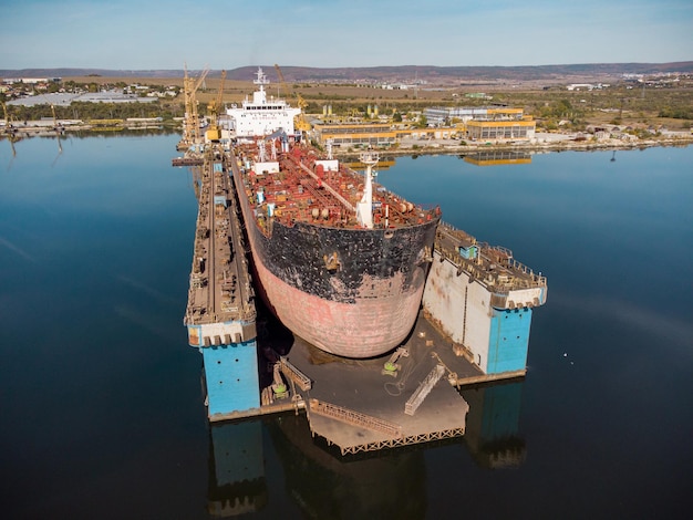 Vista aérea estaleiro de manutenção e reparação de doca seca transporte de navios de carga e navios de petróleo no mar