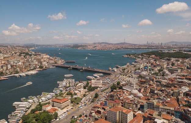 Vista aérea de Estambul. Puente de Gálata en el centro de la composición