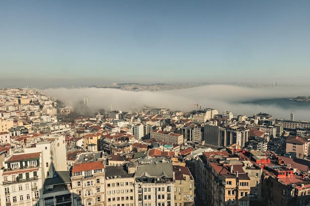 Vista aérea de Estambul desde la torre de Galata Panorama de Estambul desde la parte superior con niebla sobre el Bósforo Estambul Turquía