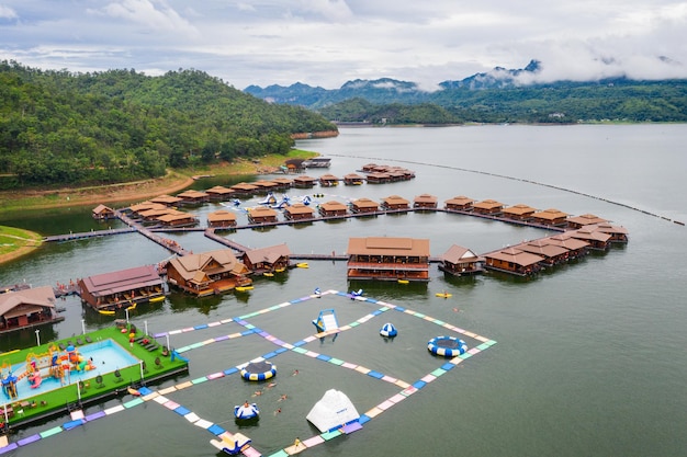 Vista aérea Estância de jangada de madeira com parque aquático na floresta tropical na barragem em Kanchanaburi