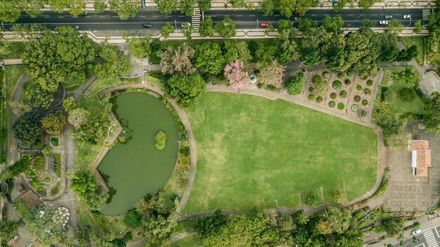 Foto vista aérea del estanque en el parque