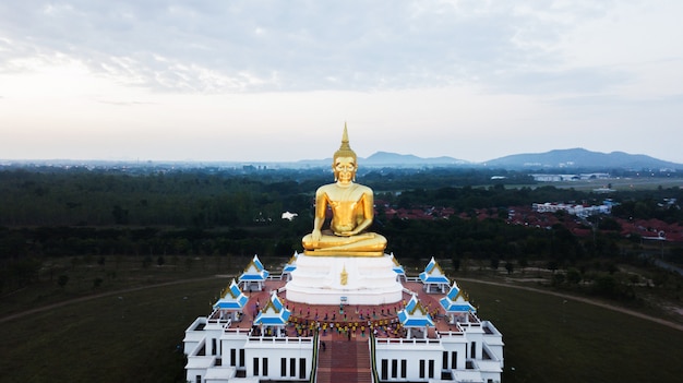 Vista aérea de la estatua de oro grande de Buda en la subida del sol, campo de Tailandia