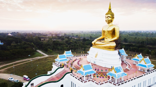 Vista aérea de la estatua de oro grande de Buda en la subida del sol, campo de Tailandia