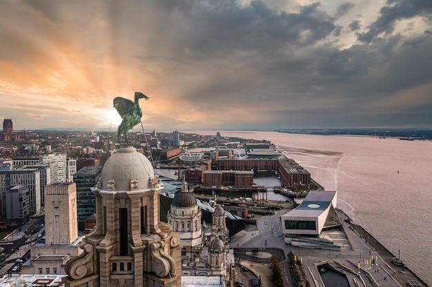 Vista aérea de la estatua de los pájaros del hígado tomada en el amanecer sobre la ciudad de Liverpool en Inglaterra.