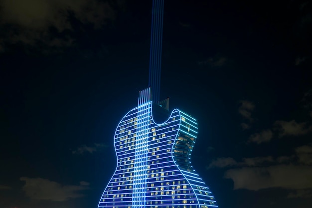 Vista aérea de la estructura del Seminole Hard Rock Hotel and Casino en forma de guitarra iluminada con brillantes luces de neón de colores en Hollywood Florida Miami Estados Unidos 8 de mayo de 2023