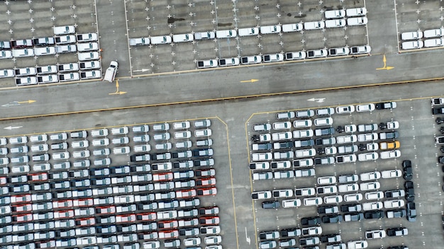 Vista aérea de las existencias de automóviles nuevos en el estacionamiento de la fábrica Vista superior de los automóviles estacionados en una fila