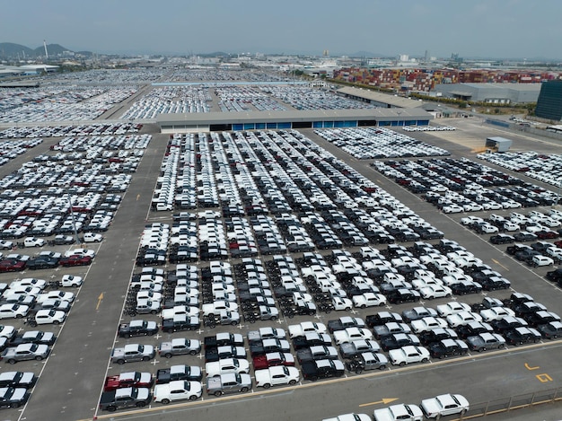 Vista aérea de las existencias de automóviles nuevos en el estacionamiento de la fábrica Vista superior de los automóviles estacionados en una fila