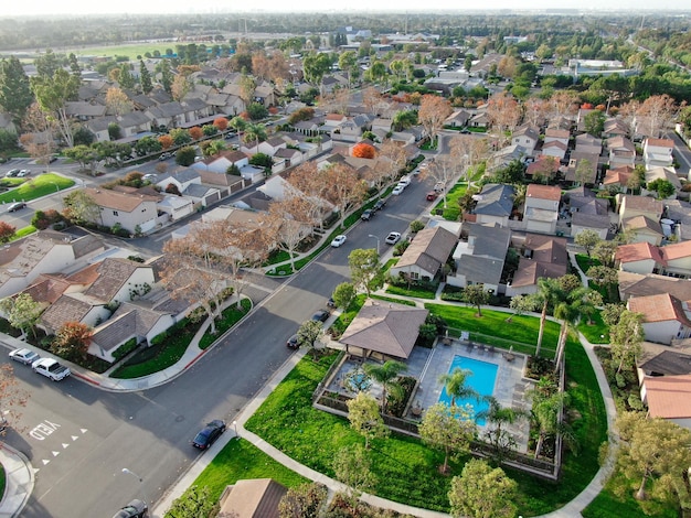 Vista aérea de la expansión urbana Barrio de casas llenas de suburbios con carretera