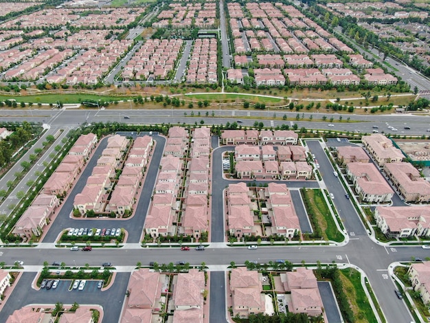 Vista aérea de la expansión urbana Barrio residencial lleno de casas con subdivisión de carreteras