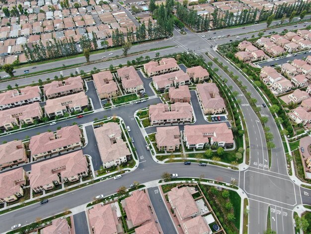 Vista aérea de la expansión urbana Barrio residencial lleno de casas con subdivisión de carreteras