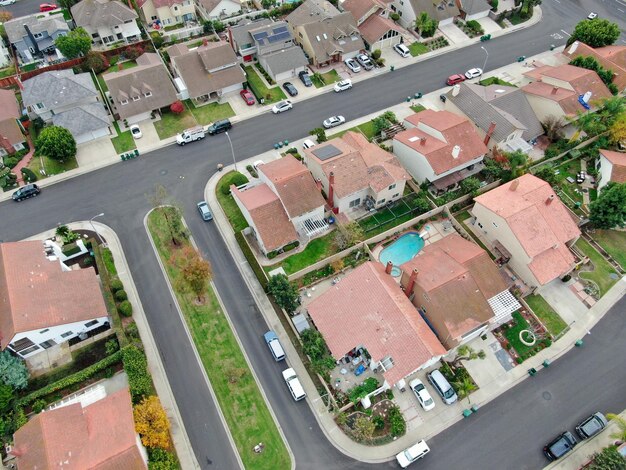 Vista aérea de la expansión urbana Barrio residencial lleno de casas con subdivisión de carreteras