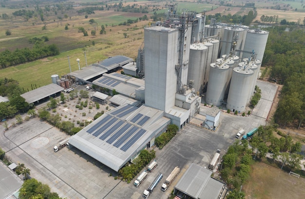 Vista aérea de la fábrica de alimentos para animales Silos agrícolas silos de almacenamiento de granos y paneles solares en los techos