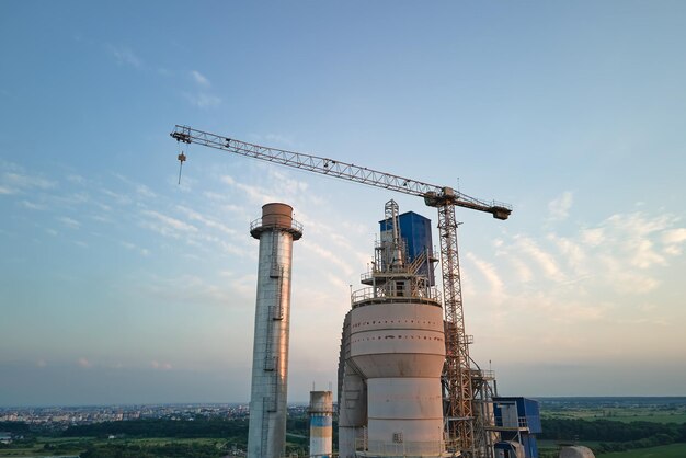 Vista aérea de la fábrica de cemento en construcción con estructura de planta de hormigón alto y grúas torre en el área de producción industrial Fabricación y concepto de industria global