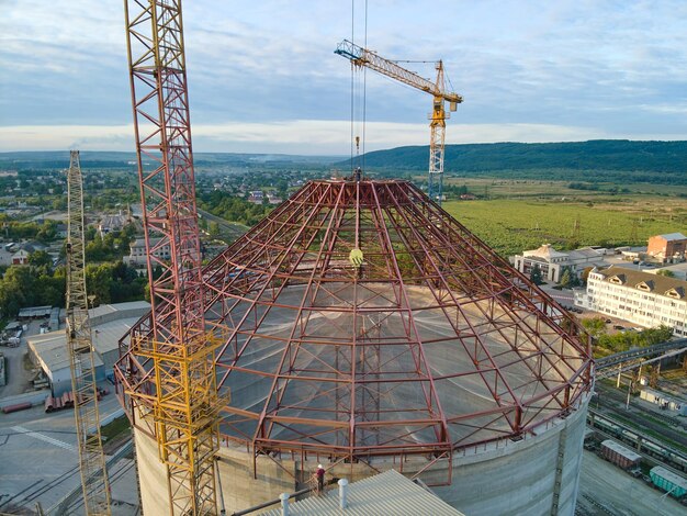 Vista aérea de la fábrica de cemento en construcción con estructura de planta de hormigón alto y grúas torre en el área de producción industrial Fabricación y concepto de industria global