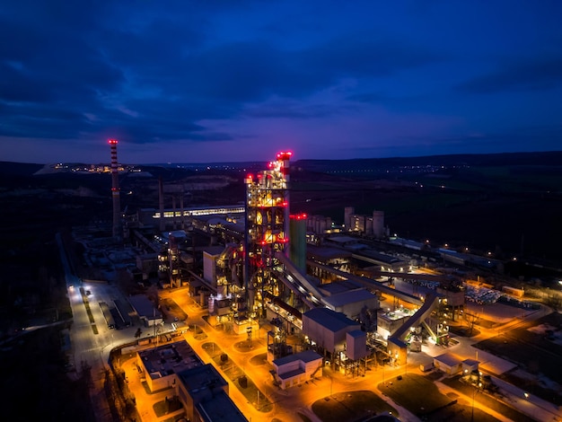 Vista aérea de una fábrica de cemento en la zona industrial nocturna