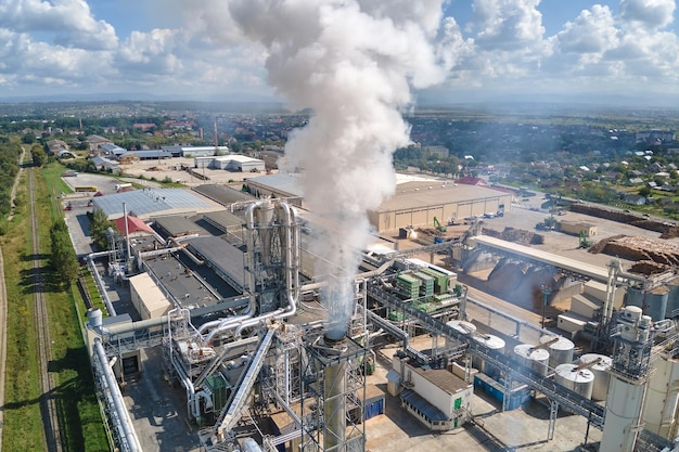 Foto vista aérea de la fábrica petroquímica de refinación de petróleo y gas con estructura de fabricación de la planta de alta refinería concepto global de producción y fabricación