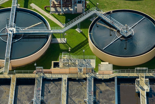 Vista aérea de la fábrica de tratamiento de agua en las instalaciones de limpieza de aguas residuales de la ciudad Proceso de purificación para eliminar químicos indeseables, sólidos en suspensión y gases de líquidos contaminados