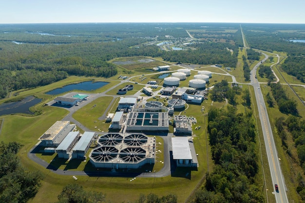 Vista aérea de la fábrica de tratamiento de agua en las instalaciones de limpieza de aguas residuales de la ciudad Proceso de purificación para eliminar químicos indeseables, sólidos en suspensión y gases de líquidos contaminados