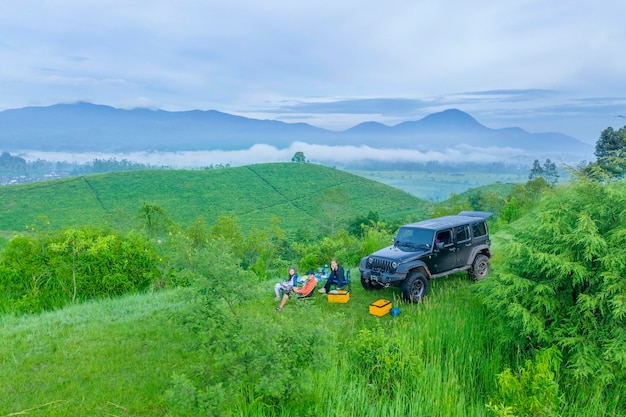 Vista aérea de la familia que tiene un campamento con un auto