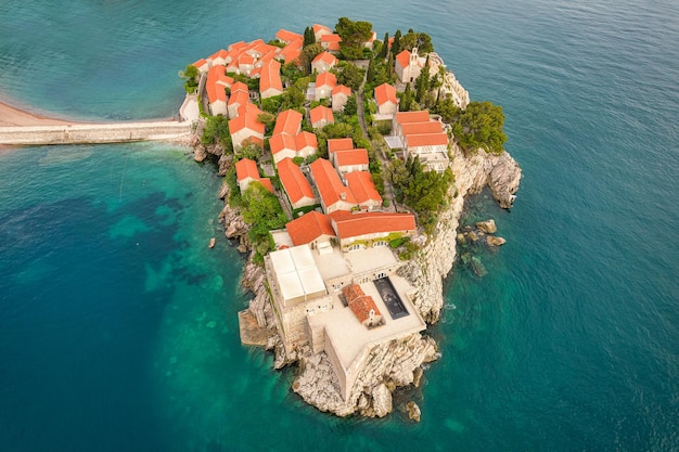 Vista aérea de la famosa isla de Sveti Stefan, resort de lujo en Montenegro