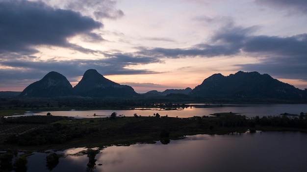 Vista aérea de las famosas atracciones turísticas del lago Tasoh con amanecer