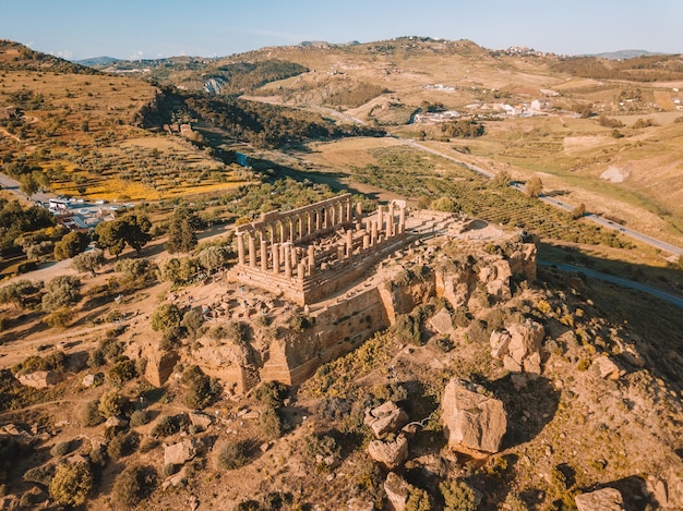 Foto vista aérea del famoso templo de la concordia en el valle de los templos en sicilia