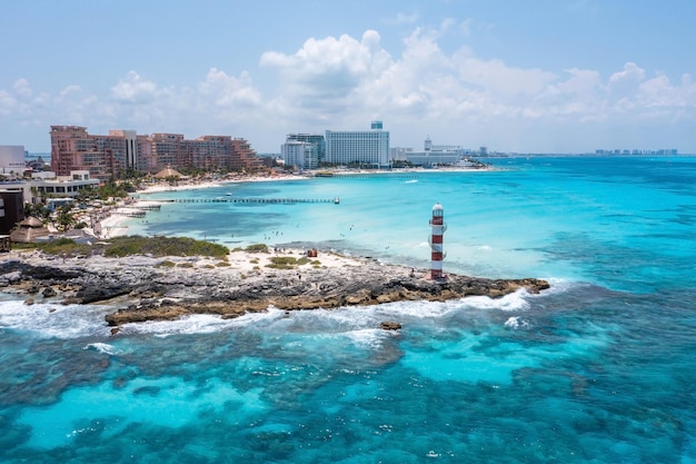 Vista aérea del faro adornado de punta cancún