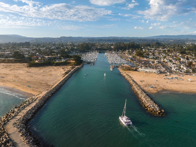 Vista aérea del faro de la ciudad de Capitola Beach en California