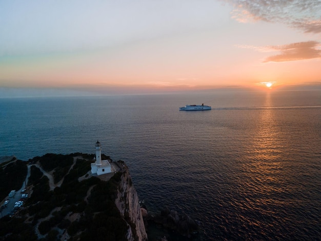 Vista aérea del faro de la isla de Lefkada en el espacio de la copia del acantilado