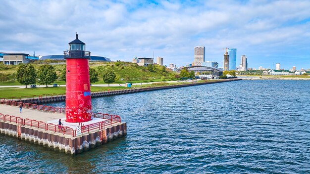 Vista aérea del faro Red Milwaukee Pierhead y el horizonte de la ciudad