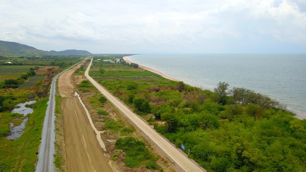 Vista aérea del ferrocarril a lo largo del mar con la construcción de un ferrocarril de doble vía