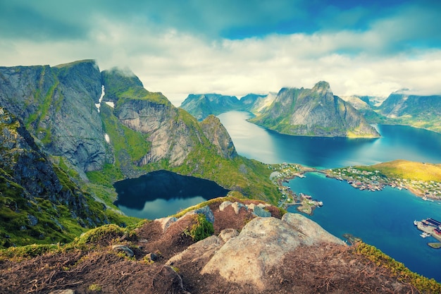 Vista aérea del fiordo desde la montaña Reine Noruega Hermosa naturaleza