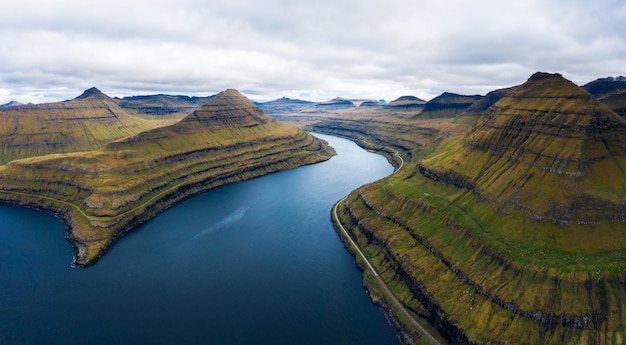 Vista aérea de los fiordos cerca del pueblo de Funningur en las Islas Feroe Dinamarca