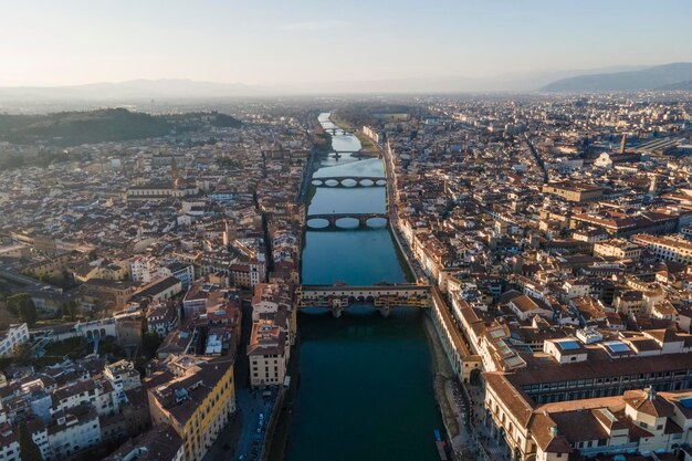 Foto vista aérea de florencia a lo largo del río arno y el casco antiguo desde arriba de la toscana, italia