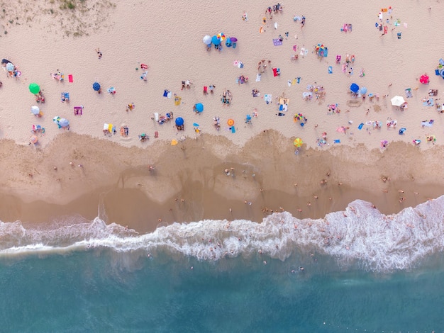 Vista aérea de Flying Drone de multitud de personas relajantes en la playa en Bulgaria