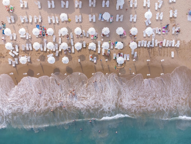 Vista aérea de Flying Drone de multitud de personas relajantes en la playa en Bulgaria