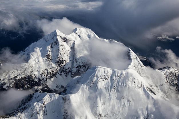 Vista aérea del fondo de la naturaleza del paisaje de montaña canadiense